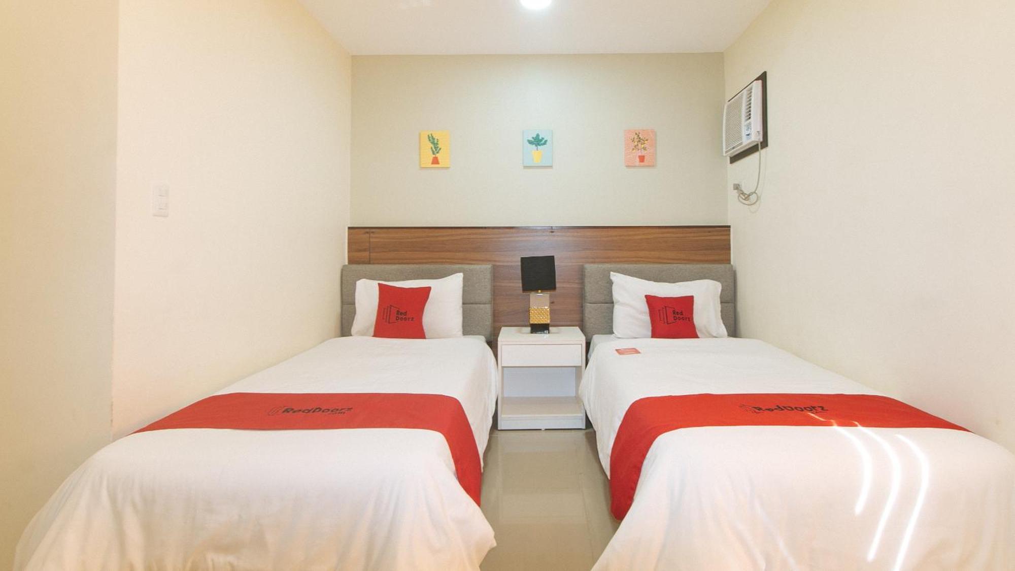 Reddoorz @ Leoncia Apartelle 曼达维市 外观 照片