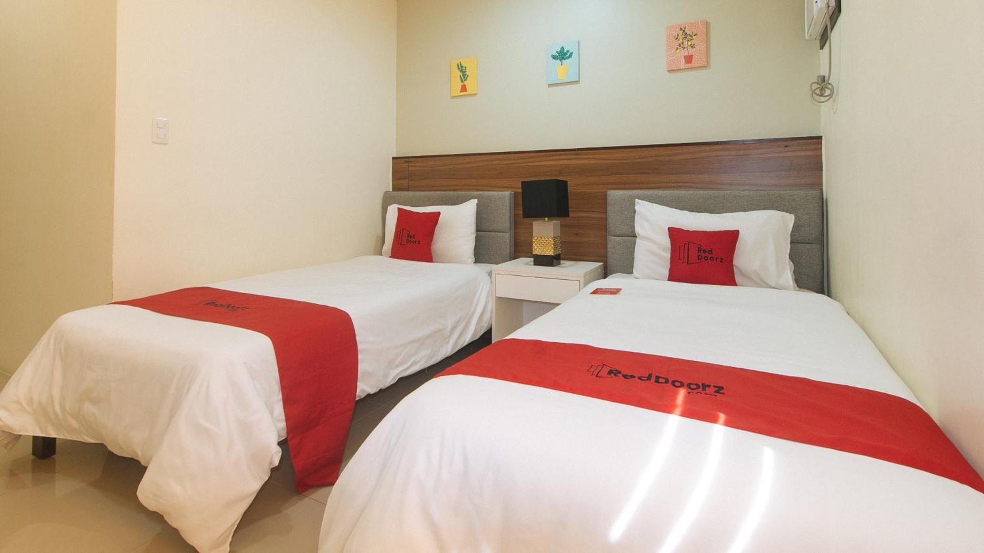 Reddoorz @ Leoncia Apartelle 曼达维市 外观 照片