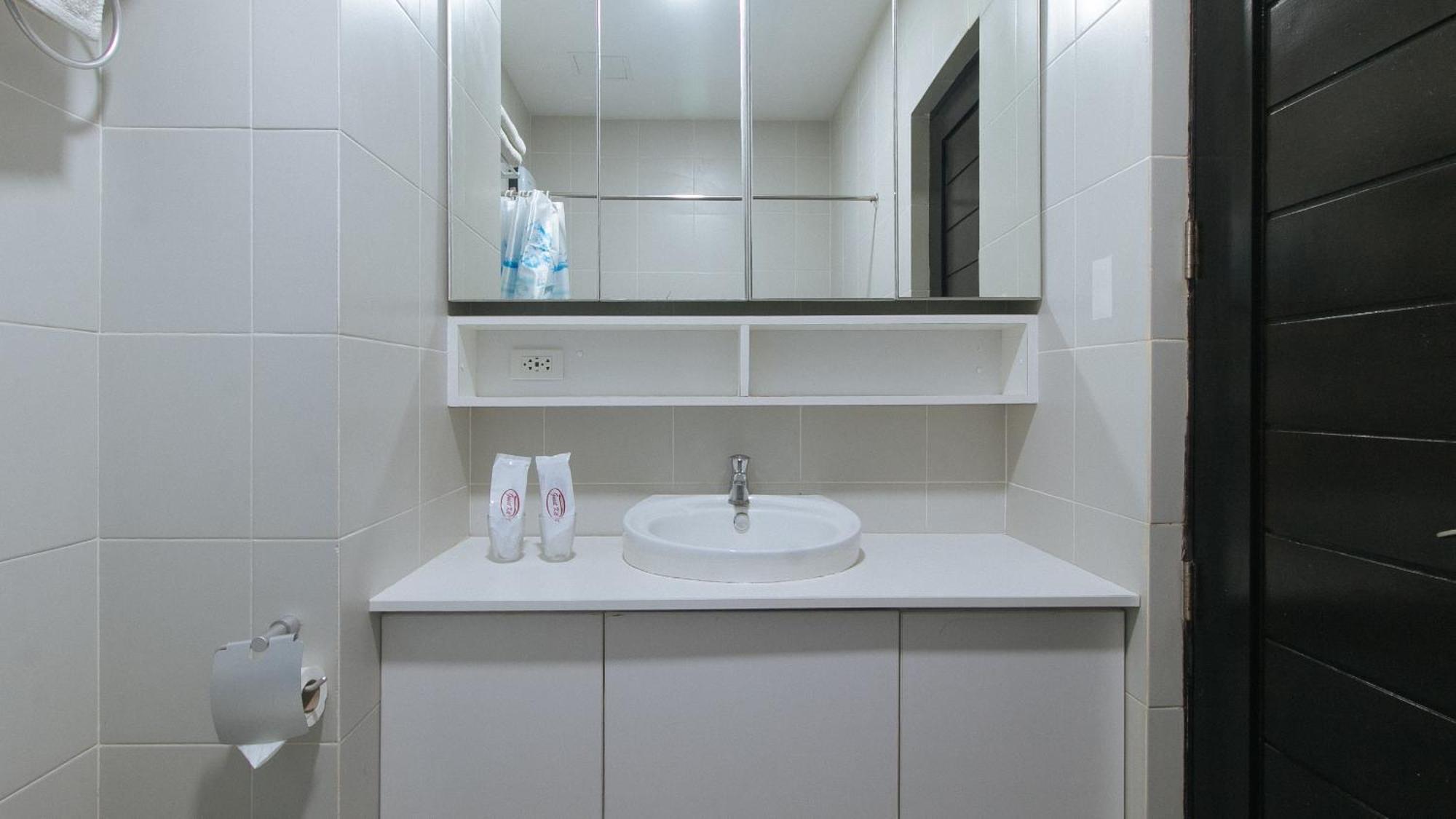 Reddoorz @ Leoncia Apartelle 曼达维市 外观 照片
