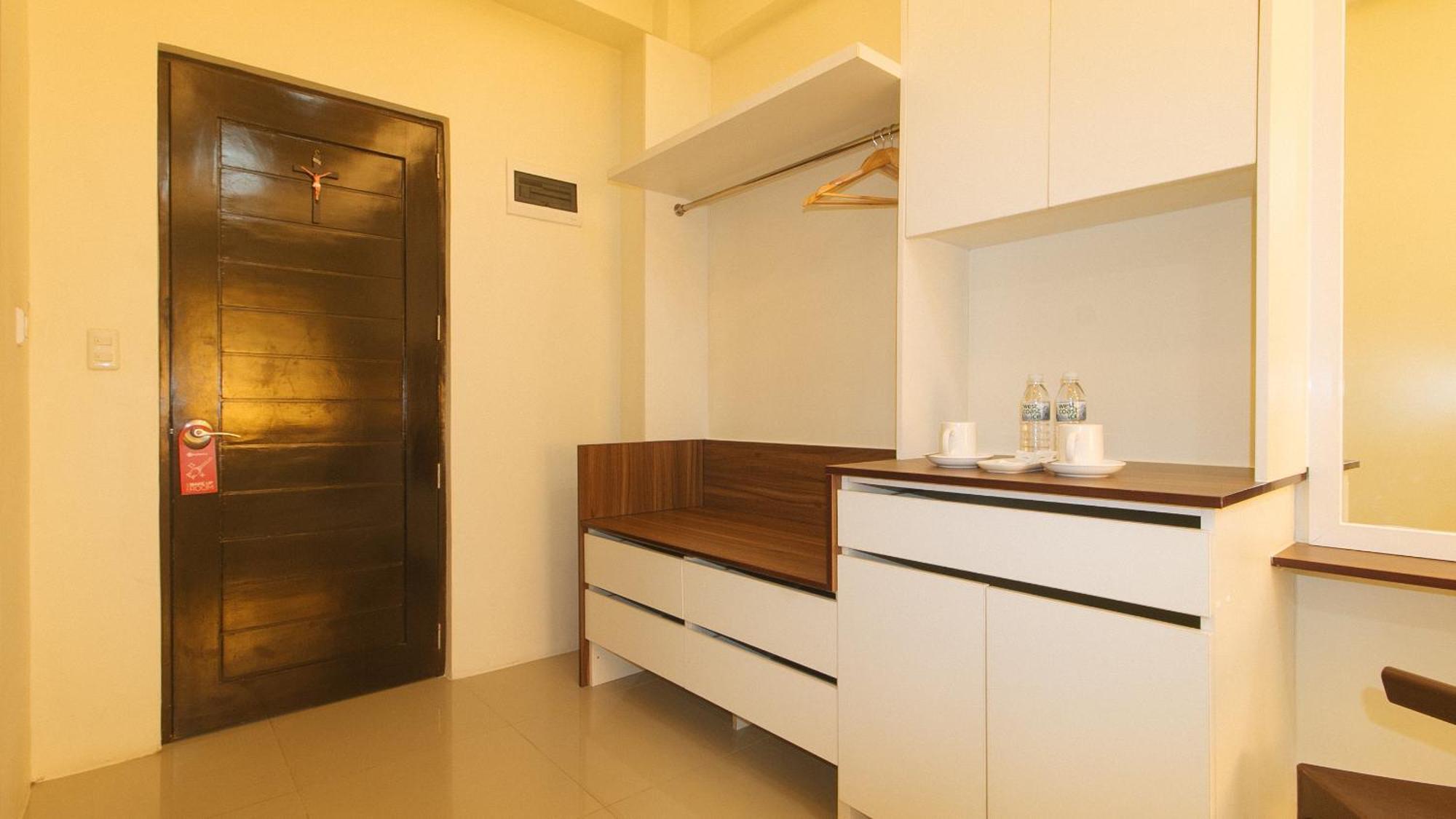 Reddoorz @ Leoncia Apartelle 曼达维市 外观 照片