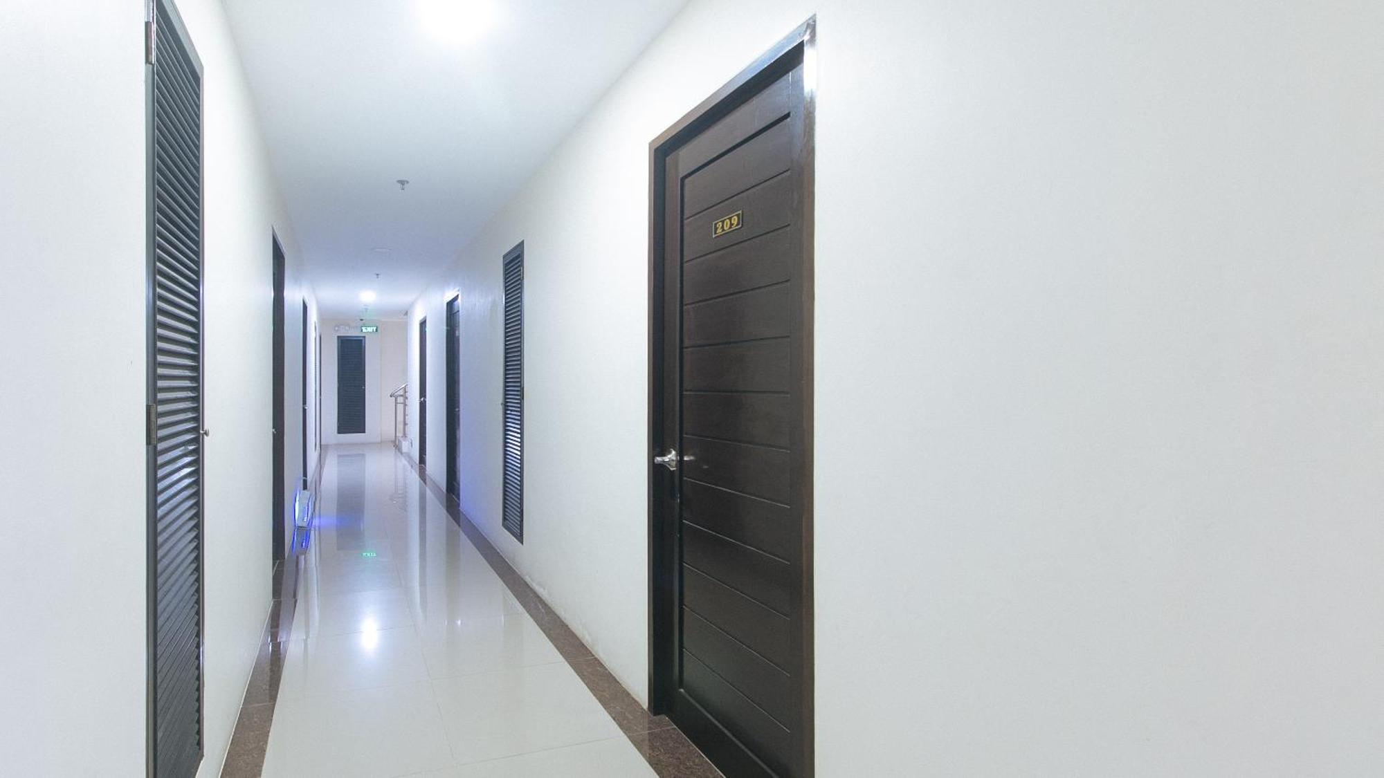 Reddoorz @ Leoncia Apartelle 曼达维市 外观 照片